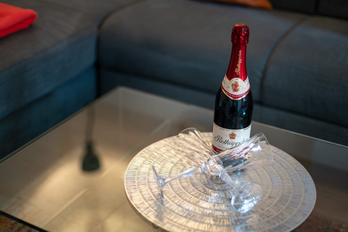 Sektflasche mit zwei Gläsern auf einem Tisch – Auszeit zu zweit