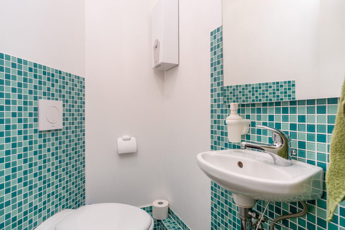 Modernes Bad mit türkisem Mosaik, Waschbecken und WC