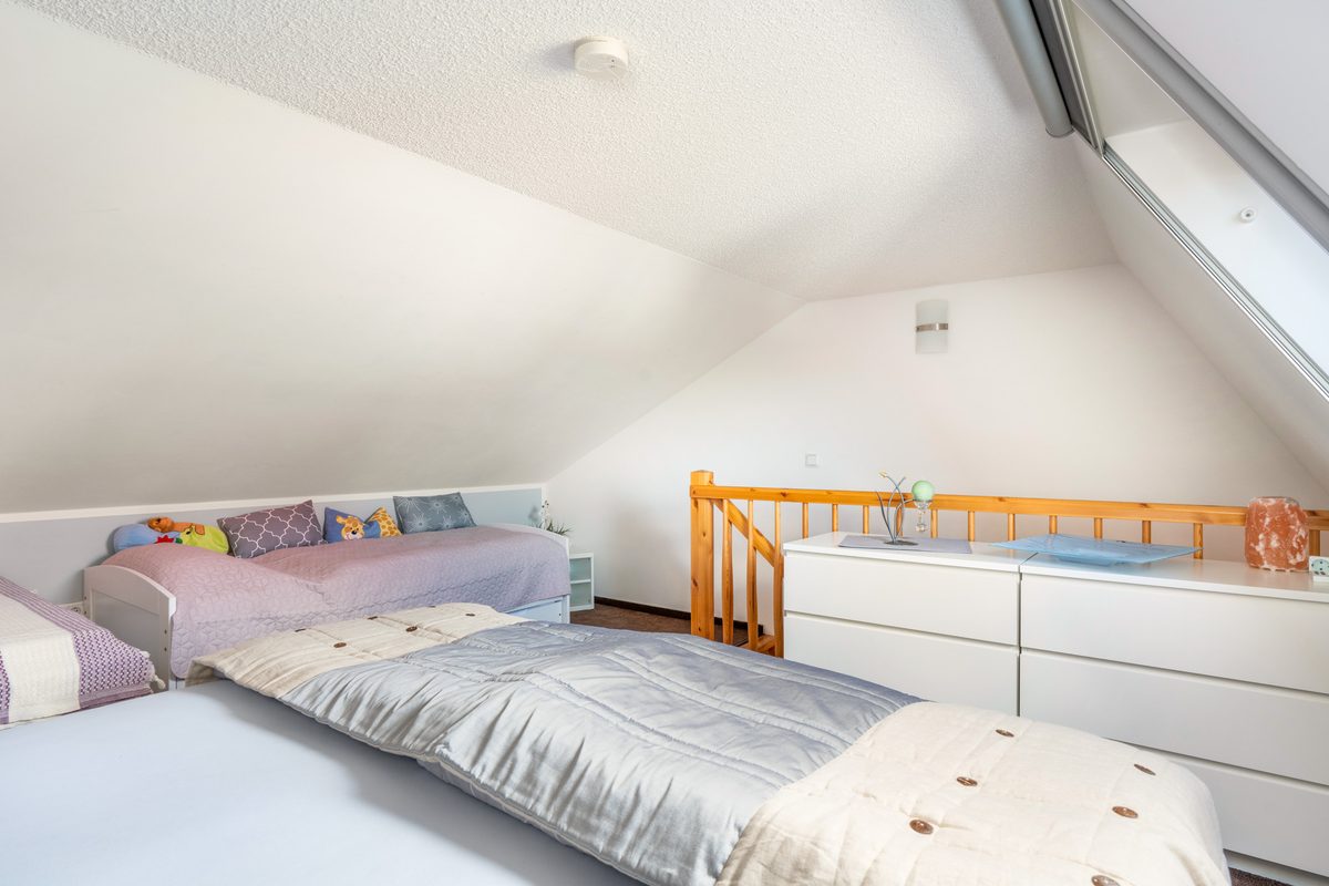 Familienfreundlicher Schlafbereich mit zusätzlichem Kinderbett