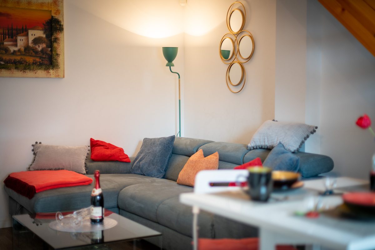 Gemütliches Wohnzimmer mit Stehlampe und Sofa am Abend